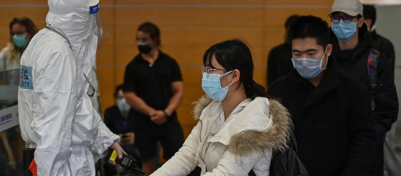 Σαγκάη: Σκηνές πανικού με χιλιάδες Κινέζους να προσπαθούν να αποδράσουν από αεροδρόμιο λόγω καραντίνας